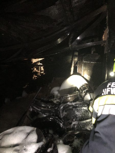 Reifenlager in Vollbrand (Bild 3)